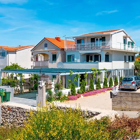 Lägenhet Charming Renovated Next To The Sea